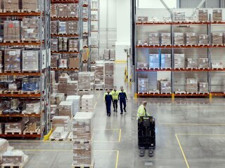 orion_warehouse_tall-storage-shelves-people_2023_5493.jpg